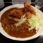 カルダモン． - 牛肉巻きサラダコロッケとソーセージカツのカレー線切りキャベツ添え