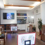 Kafe Ena - 白と木調のスッキリした空間
