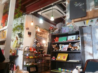 絵本と珈琲 ペンネンネネム - 店内