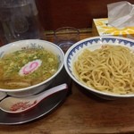龍上海 - ラー博は俺の社員食堂。  つけ麺・味噌 秋Ver！  充実の麺300g、満腹満足！  なるとがキュート♡  からみそは別添え。別添えだと、自然に溶けてしまわず、好みよりも辛くならないのがイイね！ 