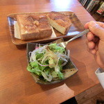 なんだかうれしい。 - 『シナモンシュガートースト』200円にはサラダ付!!!