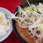 ラーメン 杉田家 千葉祐光店 - チャーシュー麺野菜トッピング、ライス(サービス生姜のせ)