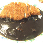 洋食工房 くつろぎ - カツカレー、奥にキャベツ