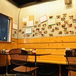 Umakaya - 店内には食べに来てくださったお客様の写真が飾ってあります。