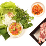 えびすジンギスカン 海月 - ラムギョプサルは、数種のハーブやトマト＆アボカドデイップと一緒に！