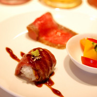 焼肉 433 - 炙り握り握り・自家製生ハムメロン・ピクルス