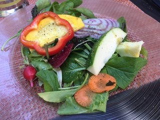 野菜がおいしいレストラン LONGING HOUSE - 新鮮野菜サラダ