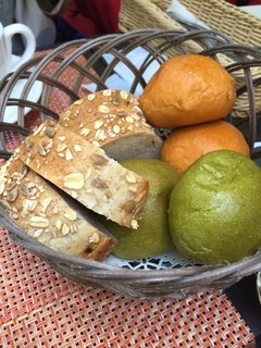 野菜がおいしいレストラン LONGING HOUSE - 本日のパン3種