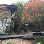 野菜がおいしいレストラン LONGING HOUSE - 素敵な中庭のテラス席