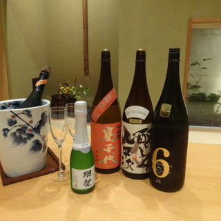 Served in carefully selected vessels ☆ Enjoy [sake] and [snacks] with your eyes