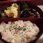 千寿庵 - ポテトサラダ、海藻、煮物、おしんこ、ごはんが付くセットメニュー200円