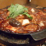 太田なわのれん - お肉を上げて野菜を加え出来上がり