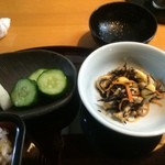 炭豚亭 - 小鉢と漬物【料理】