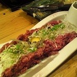 目利きの銀次 - 馬肉赤身とトロ肉２種合わせユッケ（８８０円）