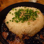 モヒカンらーめん - ①これが噂の「とんこつ飯」→混ぜる前