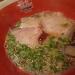 モヒカンらーめん - ラーメンの中央に、一味唐辛子系の薬味