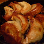 モヒカンらーめん - 鉄板で焼かれた皮がパリパリの餃子