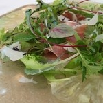 レストラン＆カフェ ラ・ヴィータ - パルマの生ハムとゴールデンパインのカルパッチョ　モルタデッラソーセージのムース仕立て添え