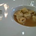 レストラン＆カフェ ラ・ヴィータ - トルテリーニ・イン・ブロード：ボローニャの伝統パスタ