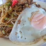 黄金 - 2015年10月肉玉大盛り　卵の黄身は半熟です