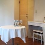 コット ア コット - 店内は白を基調に木を上手く使っていてとても爽やか