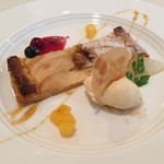 コット ア コット - デザート(薄焼きりんごパイ バニラアイス添え)