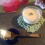 カフェ月星 - 2015/10/16 中上林　蓮峯農場のこだわり卵使用の自家製プリン。 独特の舌触りと食感で美味しい！