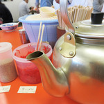 元祖長浜屋 - テーブルの中央には、お茶や湯のみ、箸(レンゲはない)、ラーメン用の紅しょうが・ゴマ・コショウ・タレが置いてあります。
            