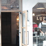 COFFEE＆BAR LUPIN - 店主がラマルゾッコでエスプレッソ入れている姿が絵になります！