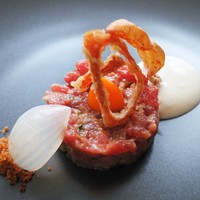 モダンフレンチ 「コラージュ」 コンラッド東京 - 桜肉のタルタル、卵黄、玉ねぎのデクリネゾン