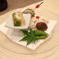 加賀屋 名古屋店 - 前菜(焼き鱧の御鮨､姫栄螺の旨煮､さざえのつぼ焼き､穴子の八幡巻き､鱧の煮凝り)［鱧尽くし会席］
                