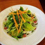 キウィハウス - フィッシュ　アンド　チップスランチのサラダ