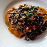 Torattoriaviare - うにソースのイカスミスパゲティ。