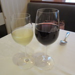 レストラン・サカキ - グラスワイン　本日の主賓の赤は何故か大盛り？