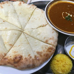 インディアンレストラン＆バー GANGA - ランチのマトンカレーセット 追加料金でチーズナンに