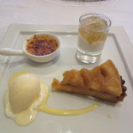 レストラン・サカキ - 普通のデザート盛り合わせ　バニラアイス・アップルタルト・タヒチ産バニラのクリームブリュレ・ヨーグルトムースのブドウ＆白ワインジュレ　全体に美味　◎