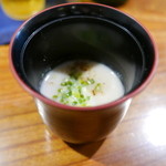 佳肴みを木 - まずはレンコンのスープ、優しいお味です。