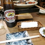 Robata Honten - お通しは高菜、ビールは大瓶。