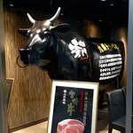 Yakiniku Shuumon - 大きな牛さんが お出迎えです♪