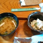 味噌汁とサラダ。