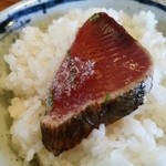 鰹乃国のめし家 萬や - 藁の煙の香りがしてウマウマ。