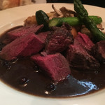 ビストロ アンカシェット - 蝦夷鹿ランプ肉のロティ ジュニパーベリー風味