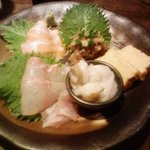 ブラッチュリア 炭味坐 - 特選！お刺身盛り合わせ（天然ひらめ（えんがわ付）、生サーモン、生たこ、鯵のなめろう）　1029円