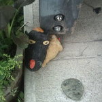 ほくほく庵 - 入口の足元にある「置物」です。