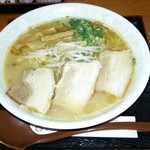 ファミリーホール - ラーメン800円