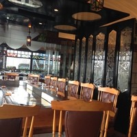 横浜瀬里奈 ステーキドーム - クラッシックな店内