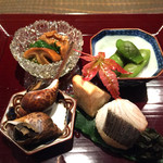 Ryouriya Kudou - 先付（本しめじとほうれん草のお浸し、黒枝豆、バイ貝、炙り鯖寿司、海老芋の素揚げ）
