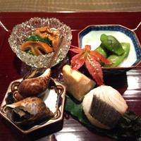 りょうり屋 くどう - 先付（本しめじとほうれん草のお浸し、黒枝豆、バイ貝、炙り鯖寿司、海老芋の素揚げ）
