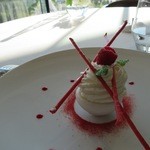 CROWN - バシュラン・グラス フランボワーズとレユニオン産ヴァニラ マスカルポーネのクリーム フリュイルージュのジュ