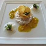 CROWN - 天然真鯛のロザス仕立て 大根とセロリラブのラヴィオリ アーモンドのロースト パッションフルーツとマンゴーのマリニエール風